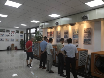 東莞環?？照{廠家技術人員現場示范給來訪客戶我們產品質量